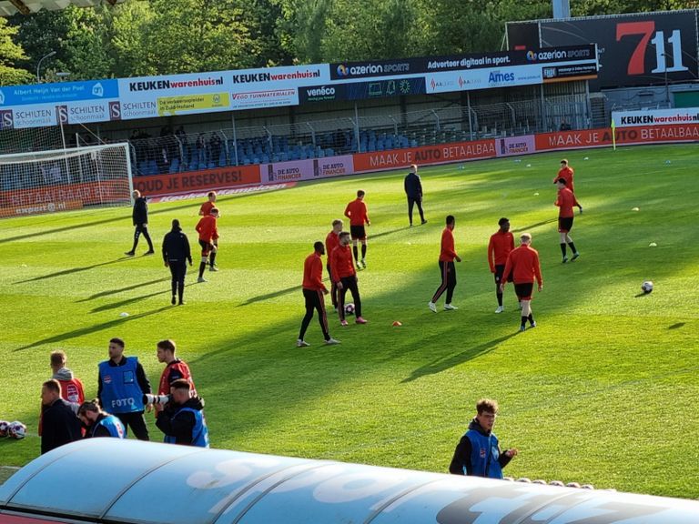 De spelers van Willem II warmen zich op (foto: Leon Voskamp).