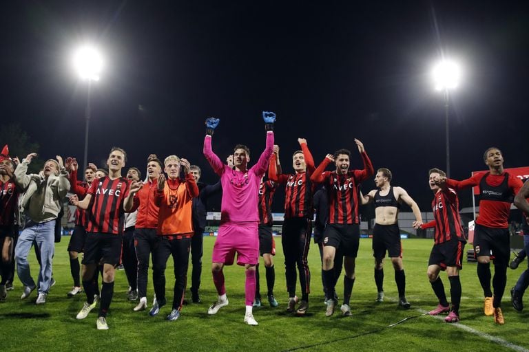 Willem II viert de promotie naar de Eredivisie (foto: ANP).