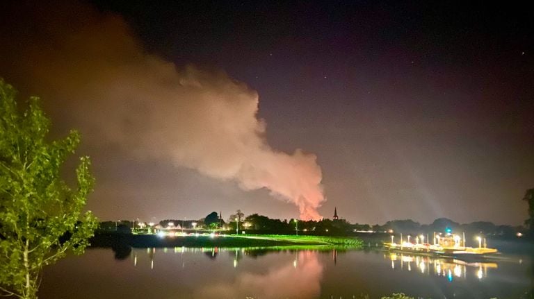 De brand vanaf Appeltern (Gelderland) (foto: Leon Thijssen).