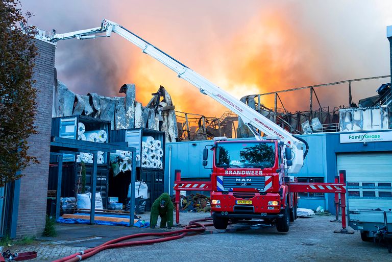 De brandweer is nog altijd bezig met blussen