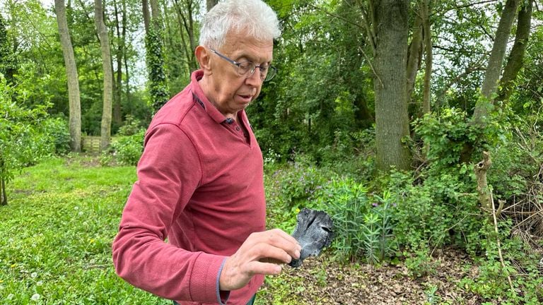 Jan Ploegmakers in z'n tuin met een restje van de brand (foto: Floortje Steigenga).