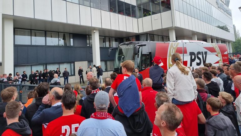 De PSV-bus komt aan bij het stadion (foto: Leon Voskamp).