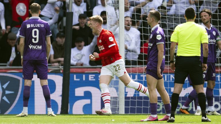 Schouten juicht na het maken van de 1-1 (foto: ANP / Olaf Kraak).