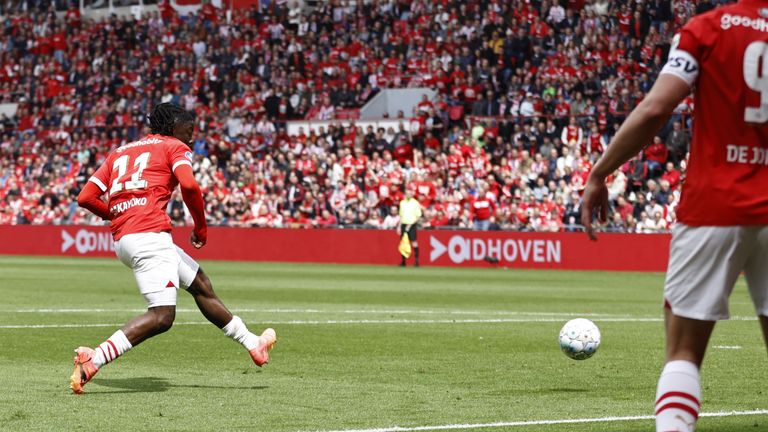 Bakayoko schiet de 2-1 binnen (foto: ANP / Maurice van Steen).