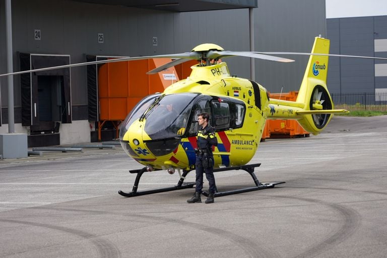 De traumahelikopter landde bij het bedrijf (foto: SQ Vision/Gabor Heeres).