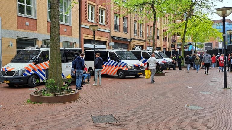 Politie zichtbaar aanwezig (Foto: Leon Voskamp)