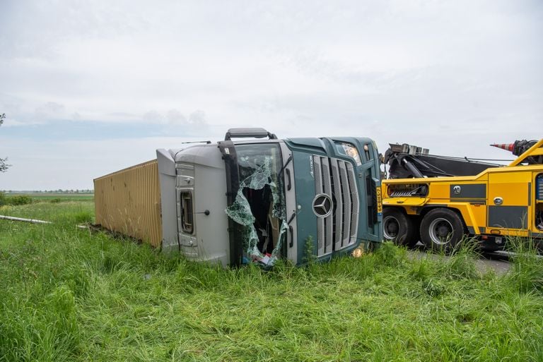 De cabine van de vrachtauto raakte zwaar beschadigd (foto: SQ Vision).
