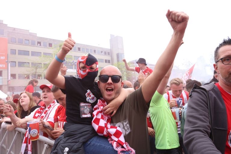 Ivar en Luuk vieren feest als vader en zoon (foto: Lobke Kapteijns).