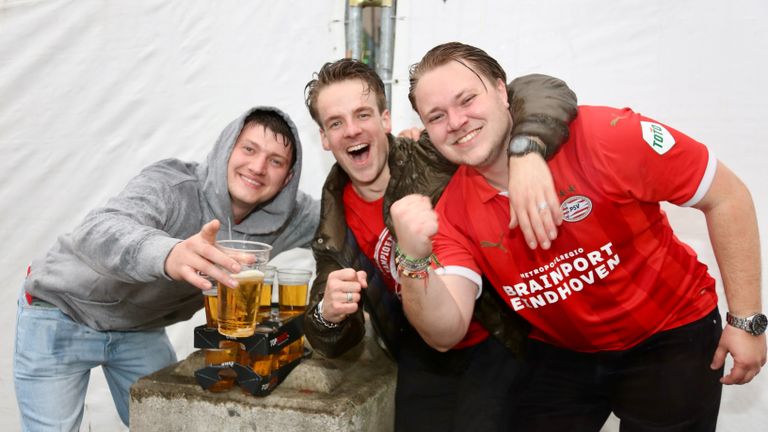 Deze PSV-fans uit Enschede kochten vlak voor sluiting nog even twintig potten bier (foto Lobke Kapteijns). 