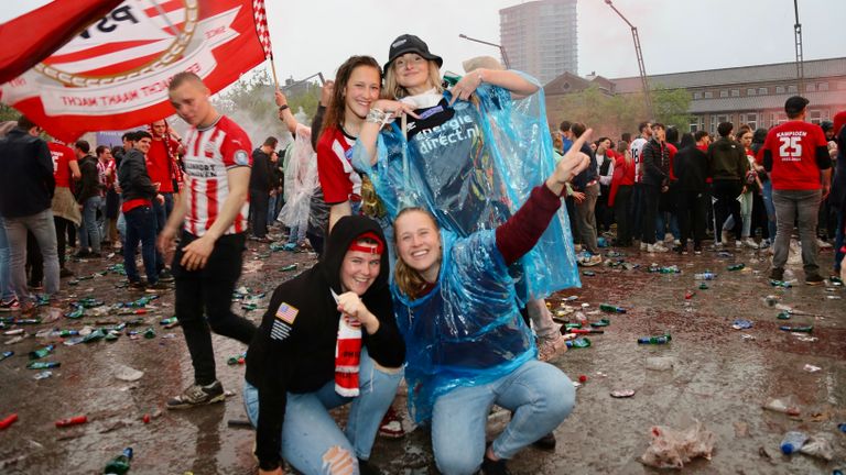 De regen kon de sfeer niet verpesten (foto: Lobke Kapteijns)