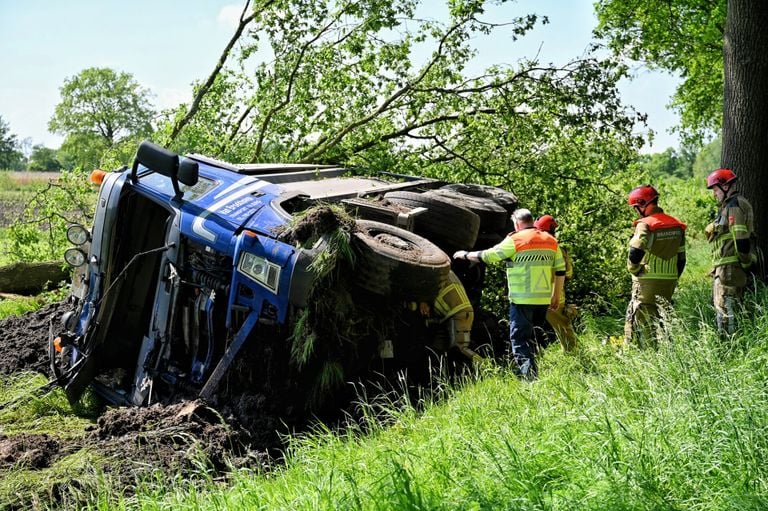 De hulpdiensten zijn ter plekke bij de vrachtauto (foto: SQ Vision/Toby de Kort).