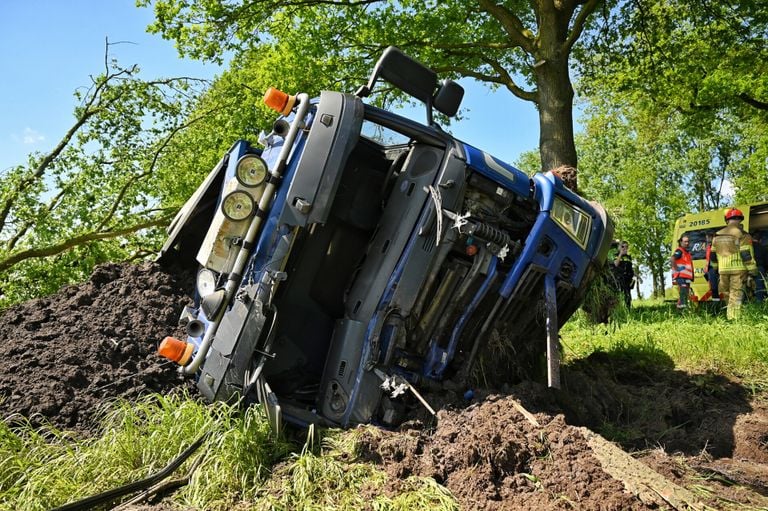 De vrachtauto raakte zwaar beschadigd (foto: SQ Vision/Toby de Kort).