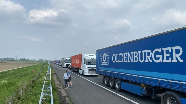 Kinderen liepen langs de rijbaan (foto: Michel van Rijswijk).