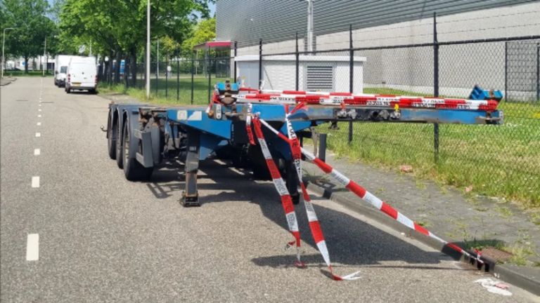 De politie hebben linten aan de trailer gemaakt (foto: Wijkagenten Etten-Leur).