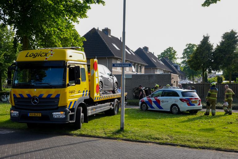 De auto is weggehaald (foto: SQ Vision/Gabor Heeres).