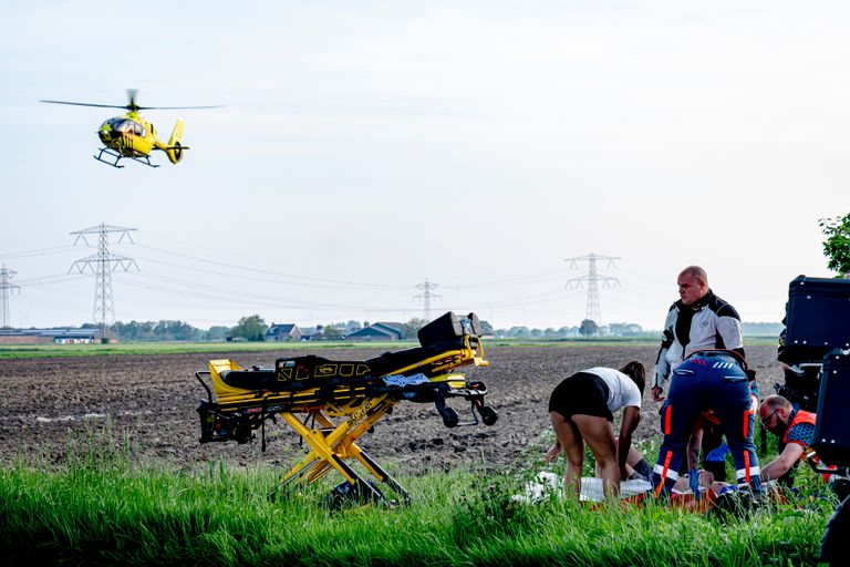 De traumahelikopter landde bij de boerenakker waar het misging (foto: Eye4images).