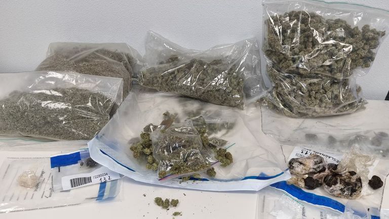 De politie vond zeker 3,5 kilo hennep (foto: Politie Roosendaal).