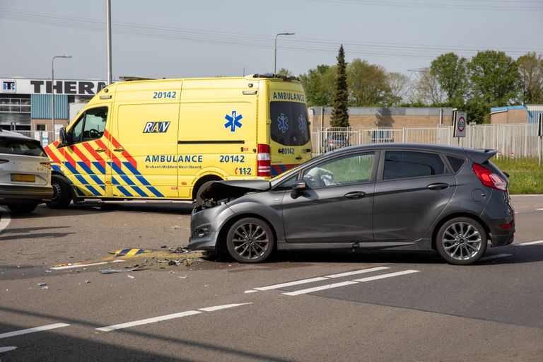 De auto's hadden flinke schade (foto: SQ Vision/Christian Traets).