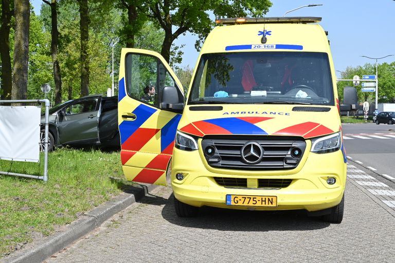 De bestuurder werd nagekeken door ambulancepersoneel (foto: SQ Vision/Perry Roovers).