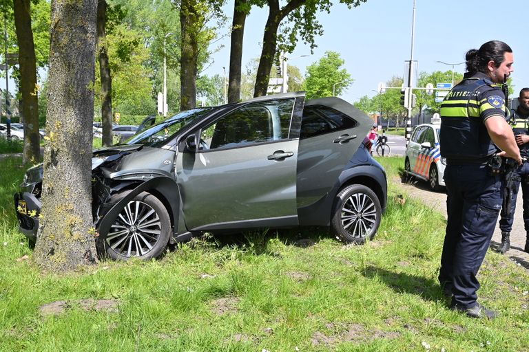 De auto kwam hard tegen de boom terecht (foto: SQ Vision/Perry Roovers).