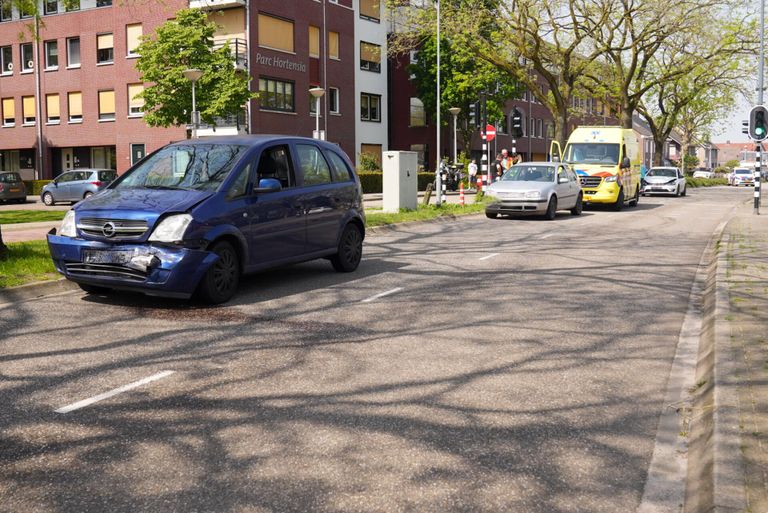 De auto's raakten beschadigd (foto: SQ Vision/Harrie Grijseels).