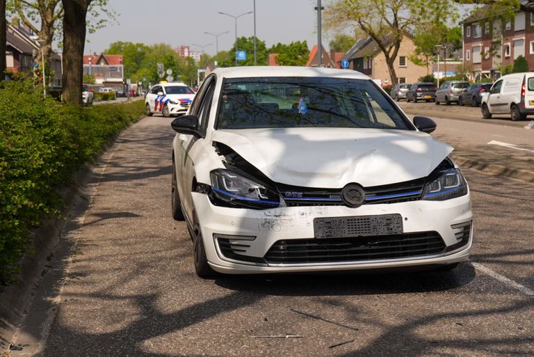 De auto's raakten beschadigd (foto: SQ Vision/Harrie Grijseels).