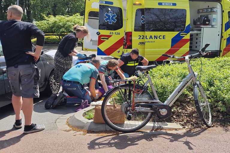 Ambulancemedewerkers verleenden eerste hulp (foto: SQ Vision/Jozef Bijnen).