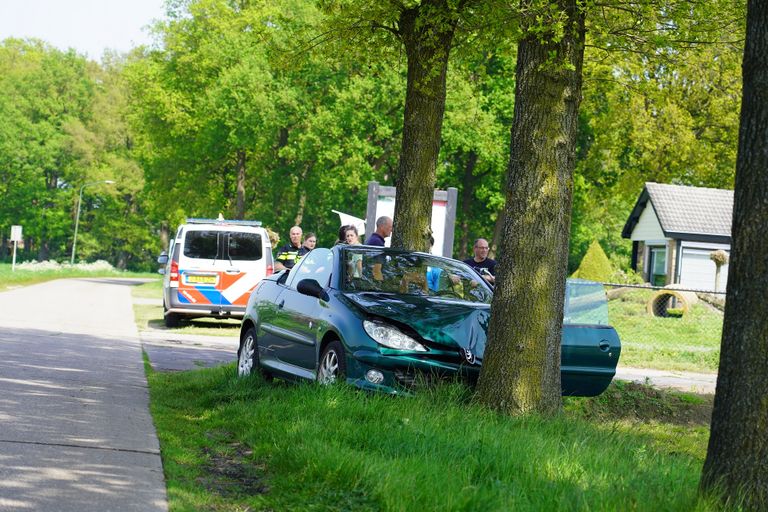 De auto raakte van de weg (foto: SQ Vision/Jeroen Stuve).