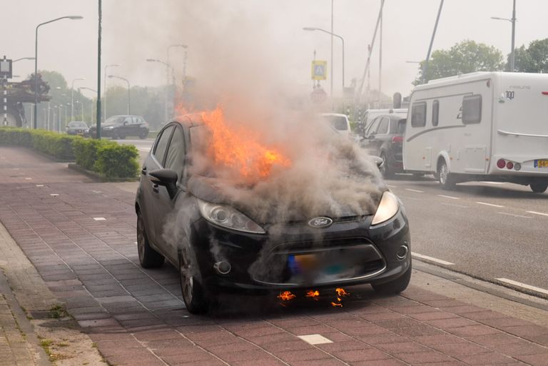 De vlammen sloegen uit de auto (foto: SQ Vision/Harrie Grijseels).