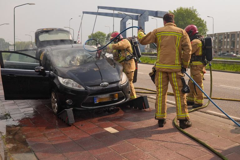 De brandweer kreeg het vuur snel onder controle (foto: SQ Vision/Harrie Grijseels).