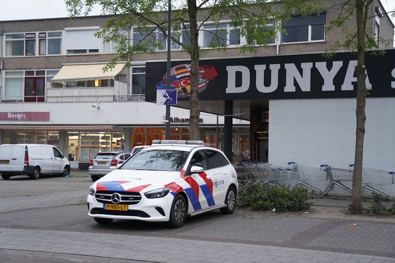 De politie bij de supermarkt (foto: Meesters Multi Media).