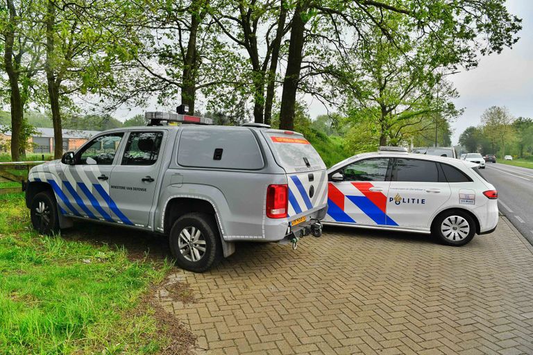 De EOD en de politie waren bij het bos voor onderzoek (foto: SQ Vision/Rico Vogels).