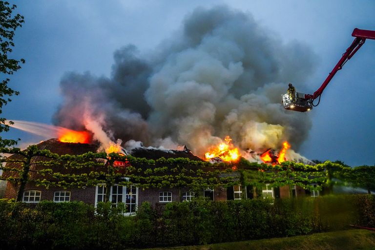 Er werd onder meer een kraan ingezet bij het blussen (foto: SQ Vision/Dave Hendriks).