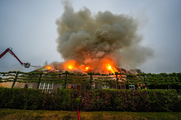 De vlammen sloegen uit het dak (foto: SQ Vision/Dave Hendriks).
