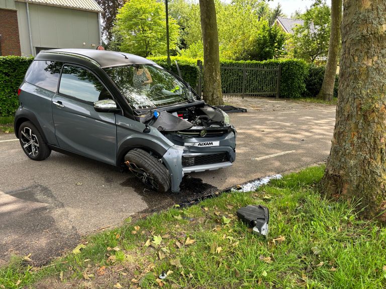 De hele voorkant van de brommobiel is kapot (foto: Marco van den Broek / SQ Vision)