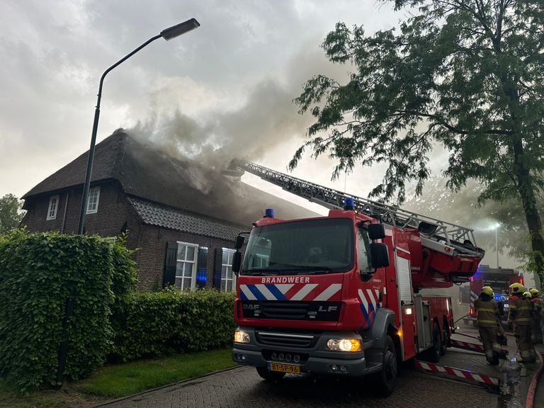 Huis met rieten dak in Den Dungen staat in brand (Foto Bart Meesters/SQ Vision)