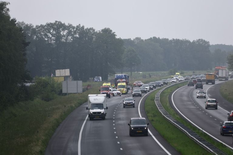 Door het ongeluk moet het verkeer over de linkerrijstrook (foto: SK-Media).