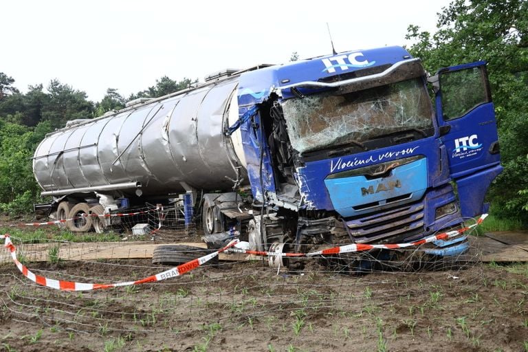 De schade aan de vrachtauto was groot (foto: SK-Media).