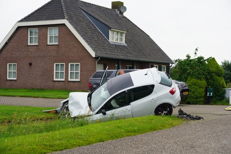 De auto raakte zwaar beschadigd (foto: SQ Vision/Jeroen Stuve).