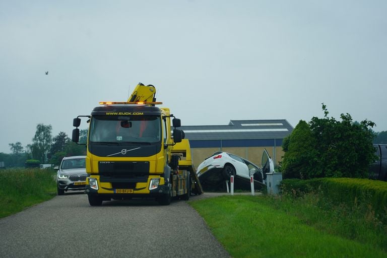 Een bergingsbedrijf kwam de auto ophalen (foto: SQ Vision/Jeroen Stuve).