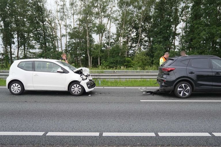 Auto's raakten beschadigd (foto: WdG/SQ Vision).