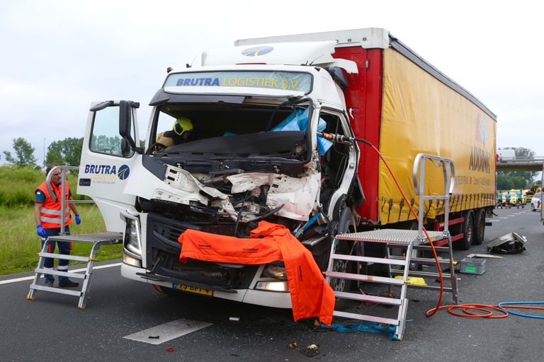 De vrachtauto liep flinke schade op (foto: SQ Vision/Sander van Gils).