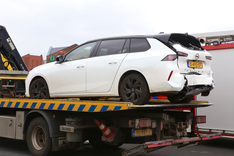 De auto werd weggesleept (foto: SQ Vision/Sander van Gils).