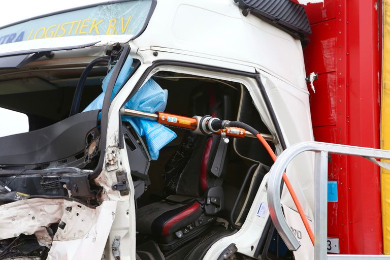 De chauffeur moest worden bevrijd uit de cabine (foto: SQ Vision/Sander van Gils).