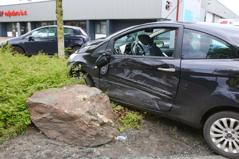 De zijkant van de auto raakte flink beschadigd (foto: SQ Vision/Sander van Gils).