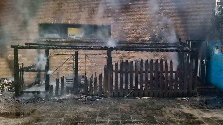 De afgebrande schuur net nadat de brand was geblust (foto: Politie Dongen). 