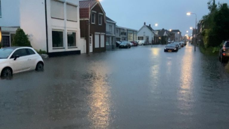 De wateroverlast in Kruisland vanochtend.