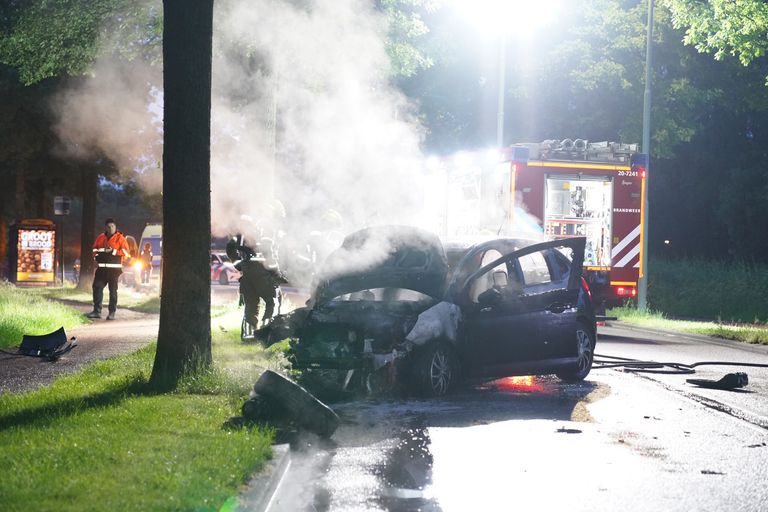 Flink wat rook bij het blussen van de auto (Bart Meesters/SQ Vision).