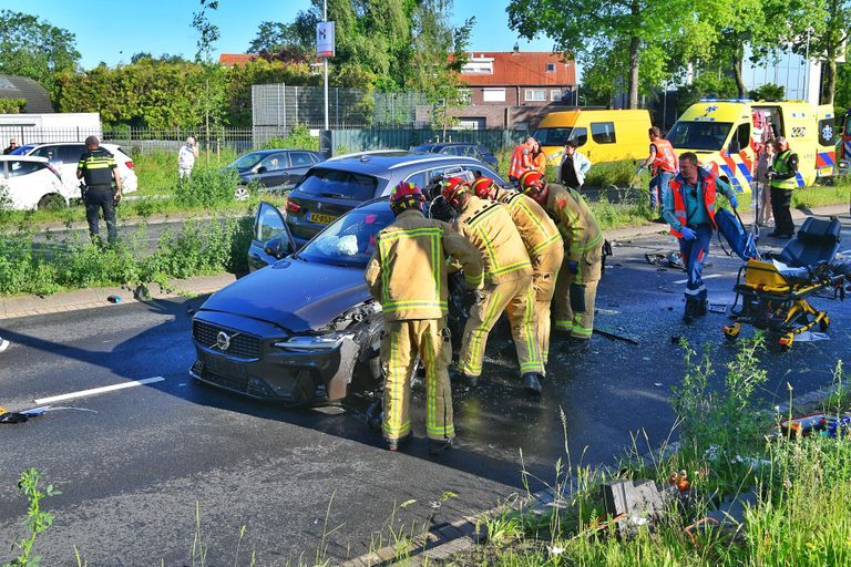 De brandweer moest de man uit zijn auto bevrijden (foto: SQ Vision/Rico Vogels).