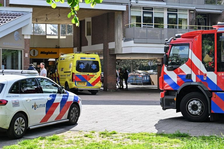 De hulpdiensten zijn bij het supermarktfiliaal aanwezig (foto: SQ Vision/Tom van der Put).